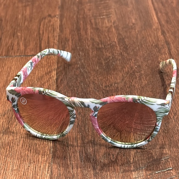 BLENDERS Throwback Floral Sunglasses with Cloth Blenders Pouch - Picture 6 of 9